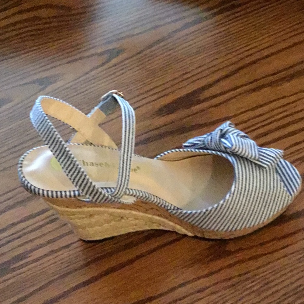 Chase & Chloe Blue & white stripped sandal - size 5.5.